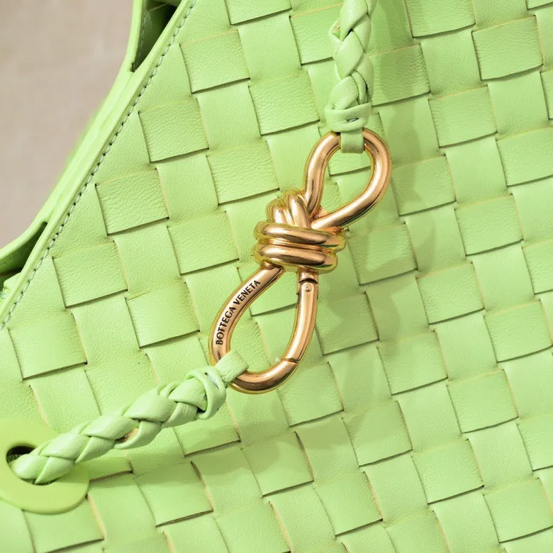 Batch 1860 B's 2023 spring and summer new model continues the brand's woven style with detailed metal knot switch buckles. This time, the shoulder straps are also made into tube weaves, showing different craftsmanship. The carrying method is versatile to create more different looks. Intrecciato woven leather small handbag, equipped with sliding crossbody strap. Internal compartments, including 1 zipper pocket and 2 open pockets with magnetic buckle closure. Size: 25*20*10.5cm, model: 7463#